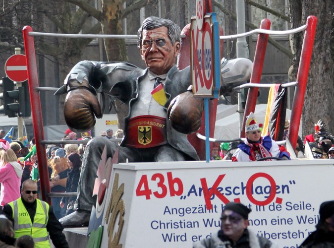 Znokautowany prezydent Christian Wulff na paradzie karnawałowej w Mainz