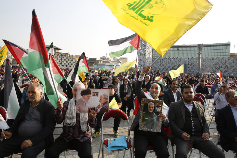 Zebrani machają flagami Palestyny, Iranu i Hezbollahu, gromadząc się na placu Imama Husajna w Teheranie podczas transmitowanego przemówienia szefa Hezbollahu Hasana Nasrallaha, Iran, 3 listopada 2023 r.