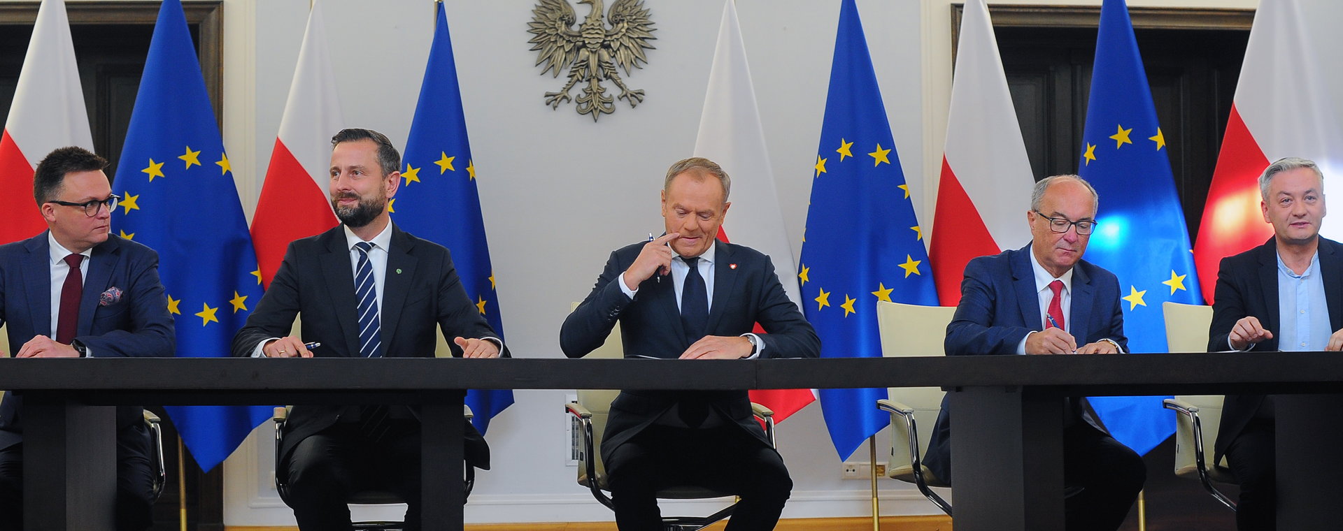 Liderzy nowej władzy podczas podpisania umowy koalicyjnej. Od lewej: Szymon Hołownia, Władysław Kosiniak-Kamysz, Donald Tusk, Włodzimierz Czarzasty i Robert Biedroń