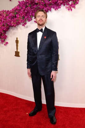 Finneas O'Connell (Billie Eilish testvére) a 2024-es Oscar-gála vörös szőnyegén.