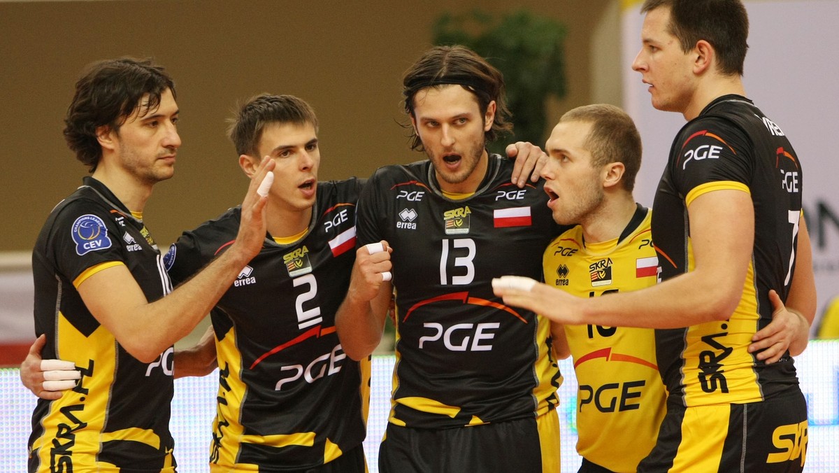 PGE Skra Bełchatów w poniedziałkowym półfinale Klubowych Mistrzostw Świata pokonała Drean Bolivar 3:0 i pewnie awansowała do finału. - Spodziewaliśmy się, że będzie to trochę trudniejsza potyczka - przyznał przyjmujący bełchatowskiego zespołu, Bartosz Kurek.