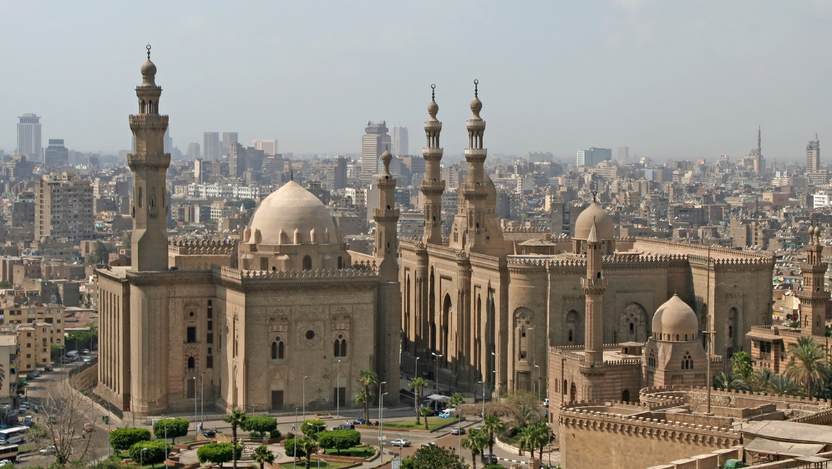Władze Egiptu wezwały dziś brytyjskiego ambasadora w Kairze Johna Cassona w związku z jego publiczną krytyką wyroku na trzech dziennikarzach Al-Dżaziry, którzy zostali skazani przez egipski sąd w głośnym procesie na karę 3 lat więzienia.