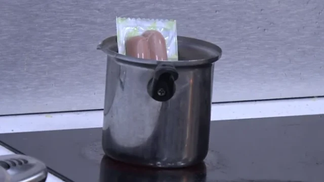 Nije ni otvorio pakovanje viršli, nego stavio celo plastično pakovanje u vrelu vodu: Fanatici rijalitija gledaju i krste se!