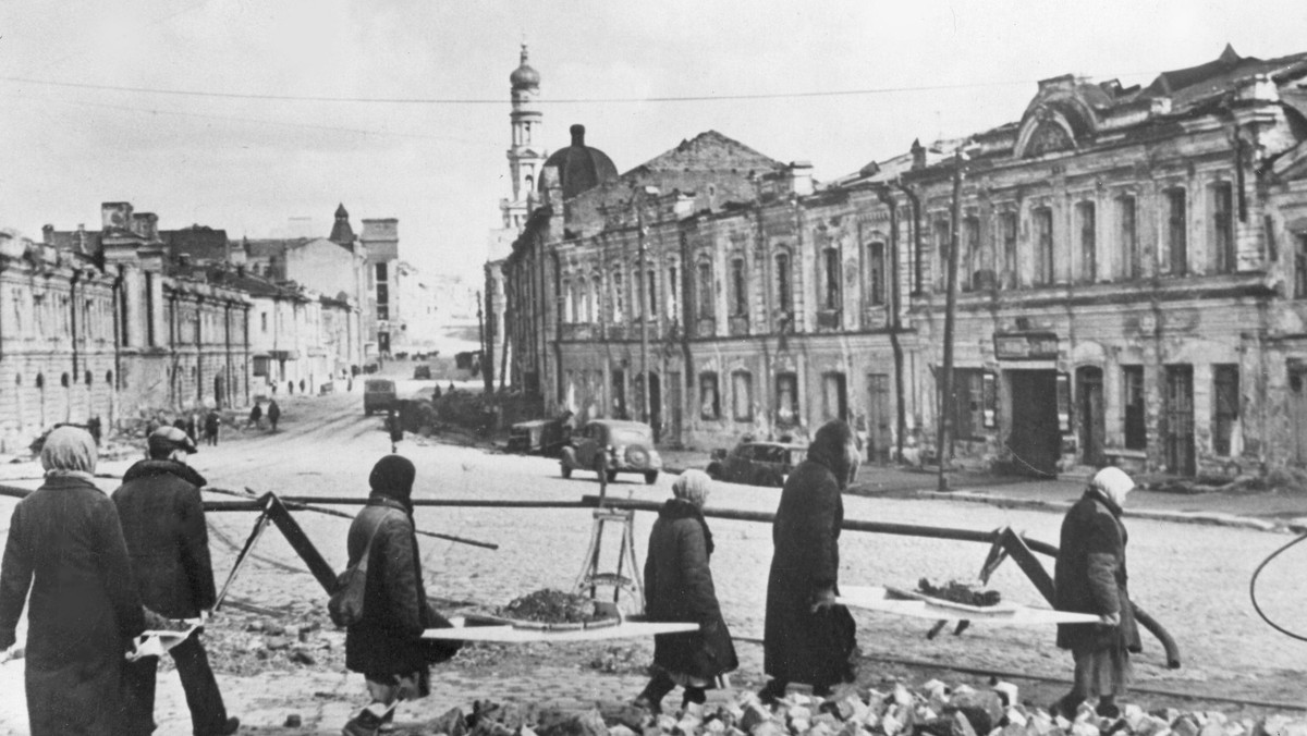 "Cały Charków kilka naklejał na okna paski papieru. Wyglądały jak krzyże stawiane na grobie władzy sowieckiej"