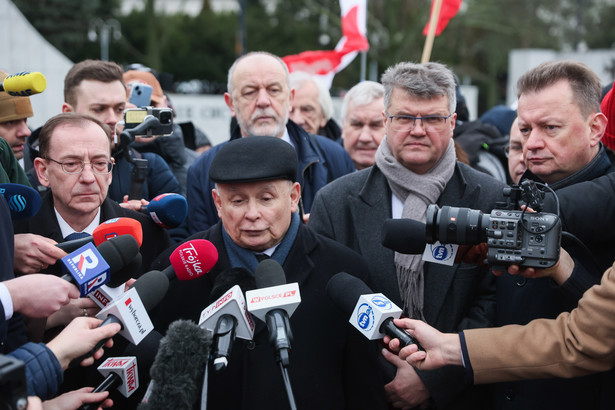 Politycy PiS Mariusz Kamiński i Maciej Wąsik, prezes PiS Jarosław Kaczyński i posłowie PiS Mariusz Błaszczak i Jan Mosiński przed Sejmem