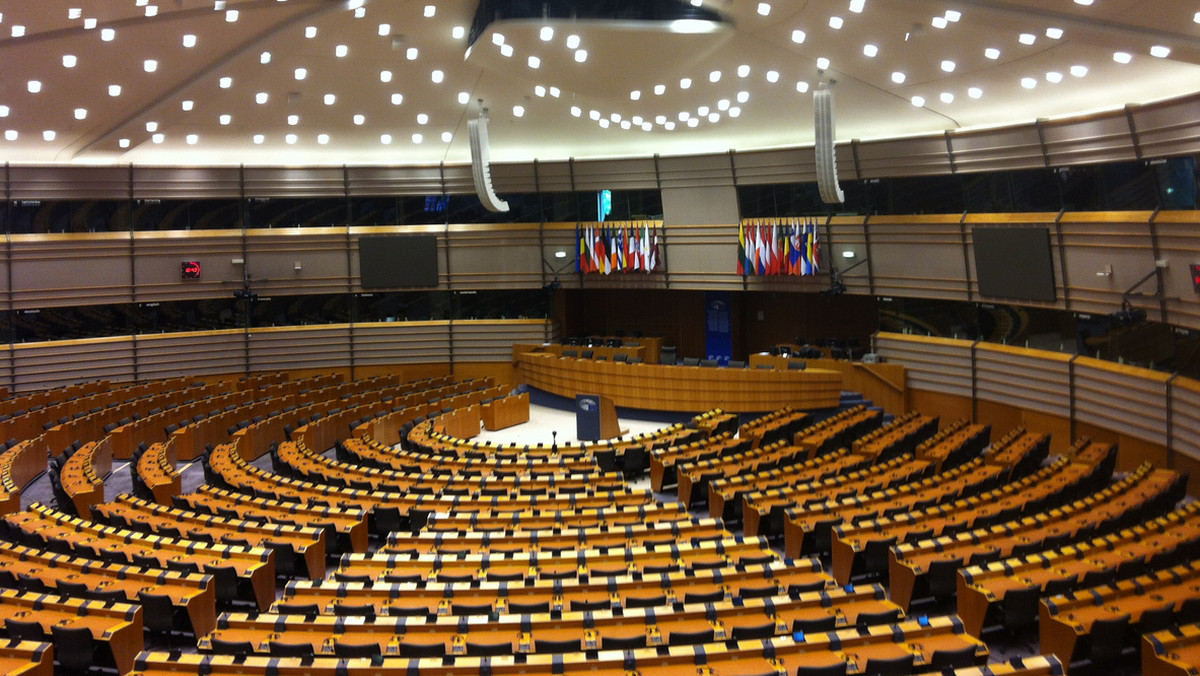 Dwudniowa sesja Parlamentu Europejskiego zacznie się dziś od debaty na temat zmian w węgierskim szkolnictwie wyższym. Węgierski premier Wiktor Orbán chce zmienić krajowe przepisy o funkcjonowaniu ponad 20 zagranicznych uczelni, w tym m.in. Uniwersytetu Środkowoeuropejskiego (CEU), obecnie jednej z najlepszych uczelni w regionie. PE zajmie się również sprawą referendum w Turcji i kwestią jednolitych praw socjalnych obywateli Unii.