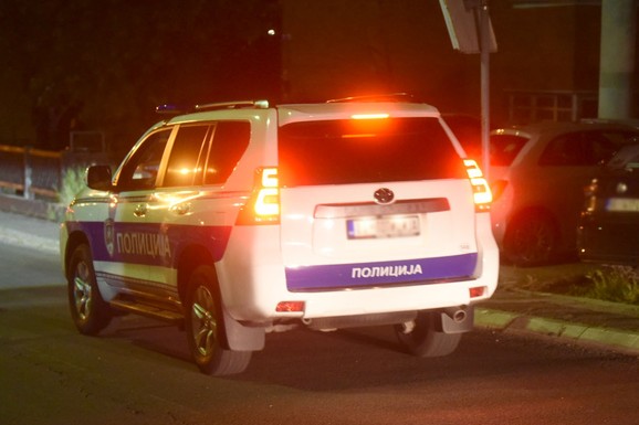 IZBO MUŠKARCA NOŽEM U LEĐA PA POBEGAO! Otkriveni novi detalji užasa na Čukarici: Policija traga i za ženom, evo koja je njega uloga