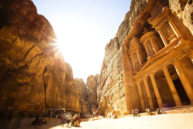 Petra to jedno z najbardziej niezwykłych miejsc w Jordanii