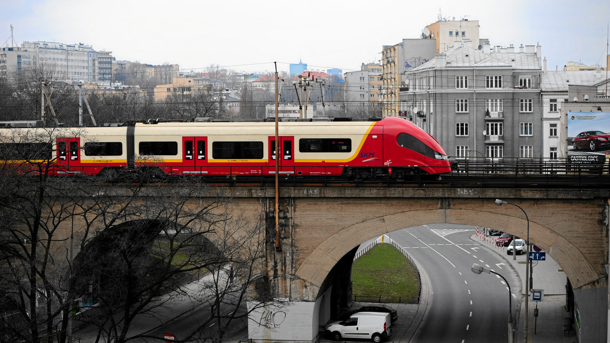 Około 30-40 minut opóźnienia mogą mieć pociągi między dworcami wschodnim a zachodnim w Warszawie, przyczyną jest zerwana sieć trakcyjna - poinformował rzecznik PKP PLK Mirosław Siemieniec. Kolejarze liczą, że usuną awarię do godz. 15.