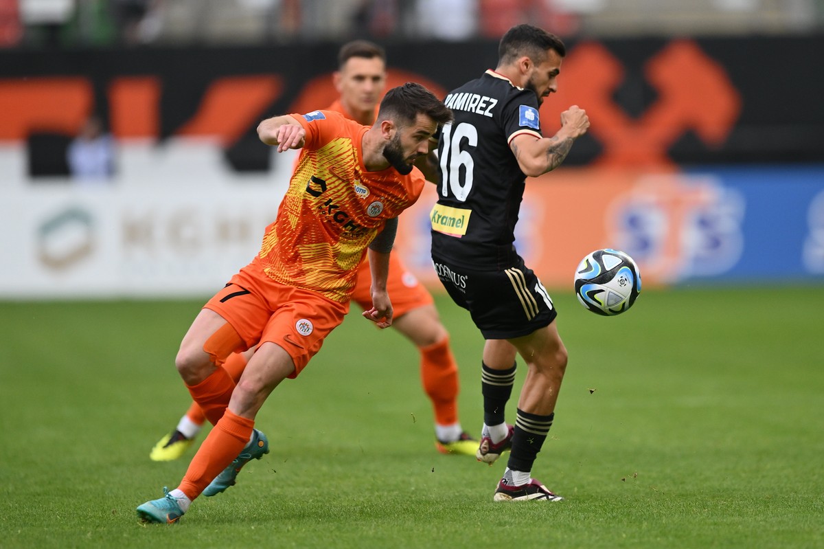 Piłkarz KGHM Zagłębia Lubin Marek Mróz (L) i Dani Ramirez (P) z ŁKS Łódź podczas meczu Ekstraklasy