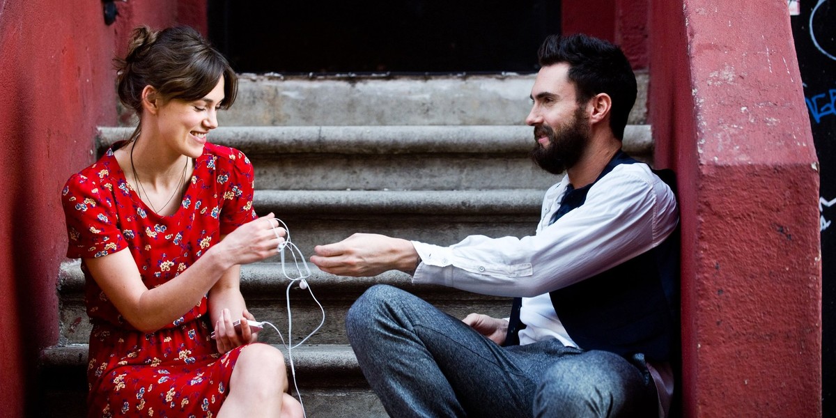 Staraj się być pozytywny i świadomy tego uczucia - druga osoba też to poczuje. Na zdjęciu: Keira Knightley i Adam Levine, kadr z filmu "Begin Again" 