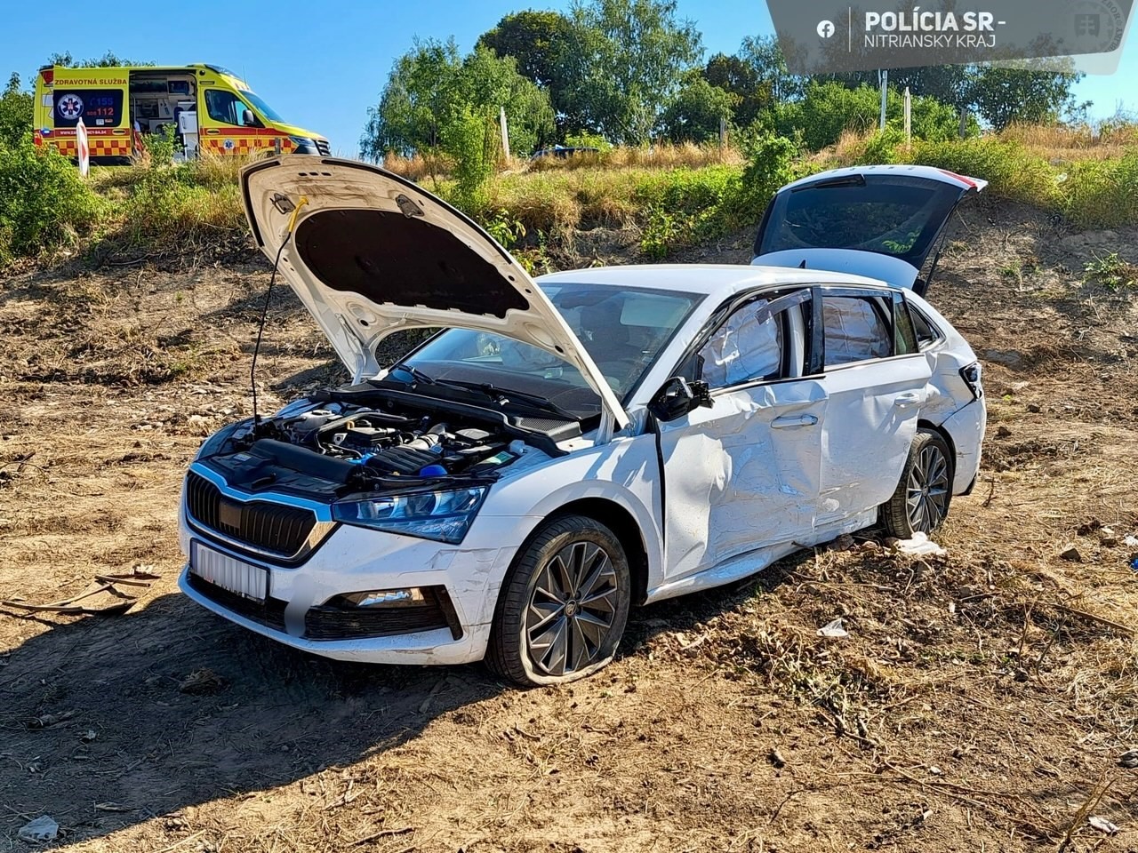 Pri Nitre sa zrazilo auto s kamiónom.