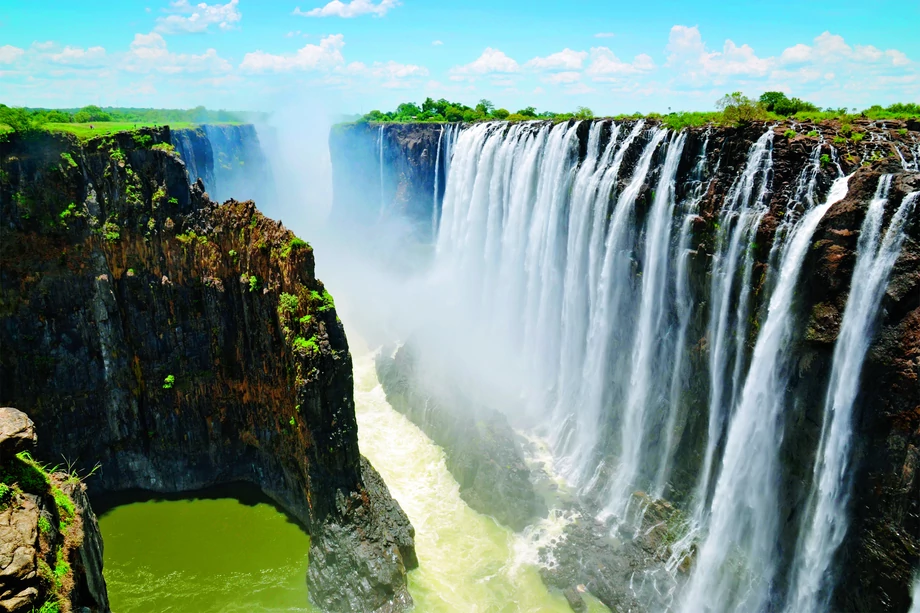 Znajdujące się w Afryce, na granicy Zimbabwe i Zambii, Wodospady Wiktorii uznawane są za jeden z siedmiu naturalnych cudów świata.