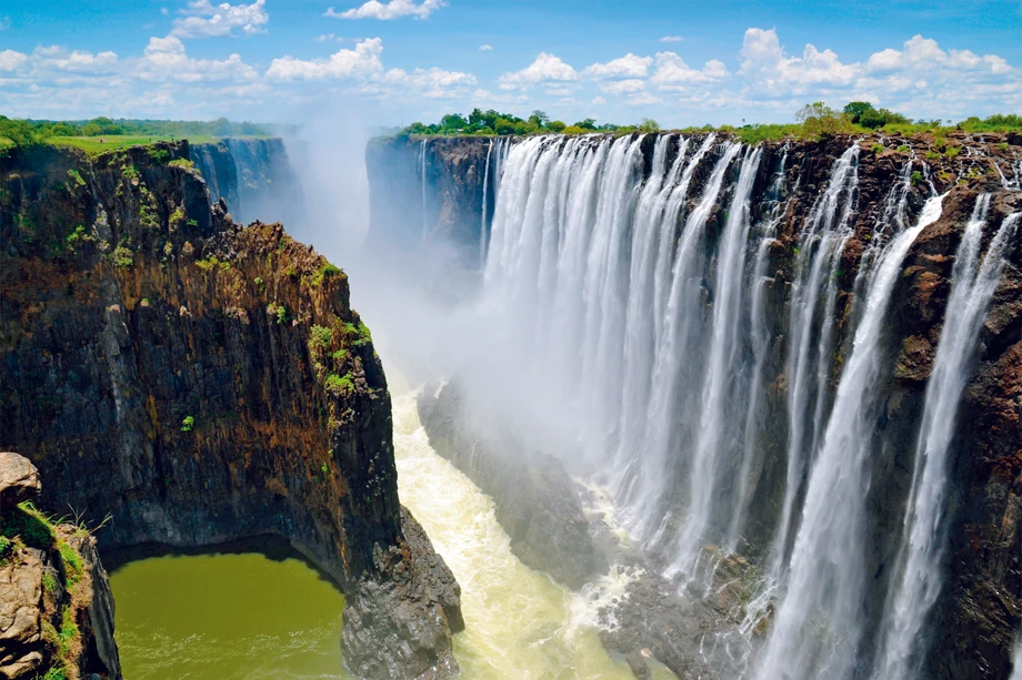 Znajdujące się w Afryce, na granicy Zimbabwe i Zambii, Wodospady Wiktorii uznawane są za jeden z siedmiu naturalnych cudów świata.