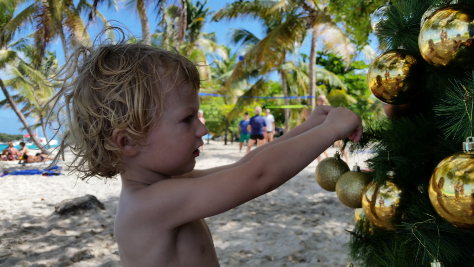 Kuba, syn Ani i Bartka, ubiera choinkę na Tobago Cays, jednej z karaibskich wysp