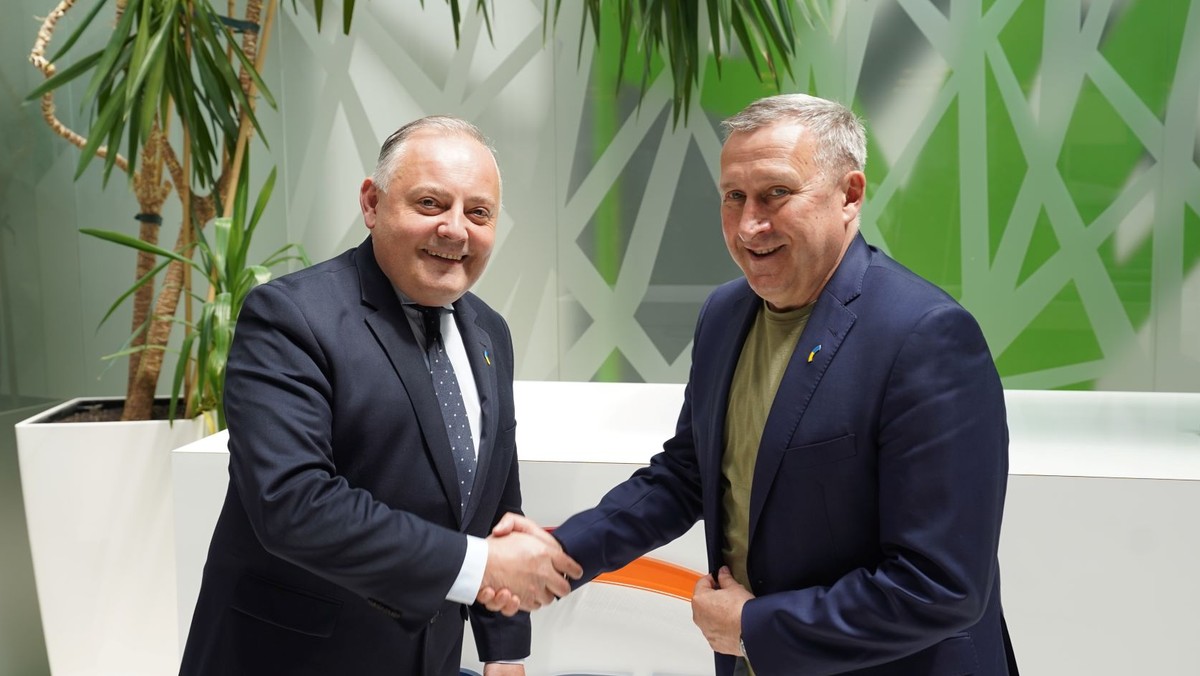 <strong>Wojciech Dąbrowski, prezes zarządu PGE Polskiej Grupy Energetycznej spotkał się z ambasadorem Ukrainy w Polsce Andrijem Deszczycą. Głównymi tematami poruszonymi na wspólnym spotkaniu była pomoc dotychczas udzielona Ukrainie przez PGE oraz propozycje wsparcia odbudowy ukraińskiej sieci energetycznej po zakończeniu wojny.</strong>