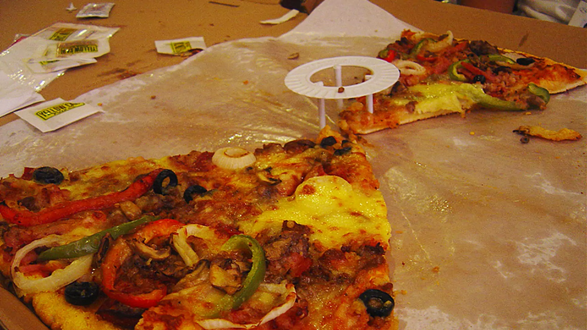 Dostajesz pizzę, a w pudełku jest biały, plastikowy przedmiot. Wyjaśniamy, co to takiego!