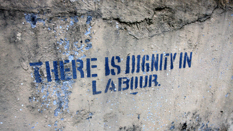 "W pracy jest godność" - hasło wymalowane na jednej ze ścian więziennych budynków. Od razu przywodzi na myśl "Arbeit mach frei" ("Praca czyni wolnym") - napis nad bramą w niemieckim obozie koncentracyjnym Auschwitz