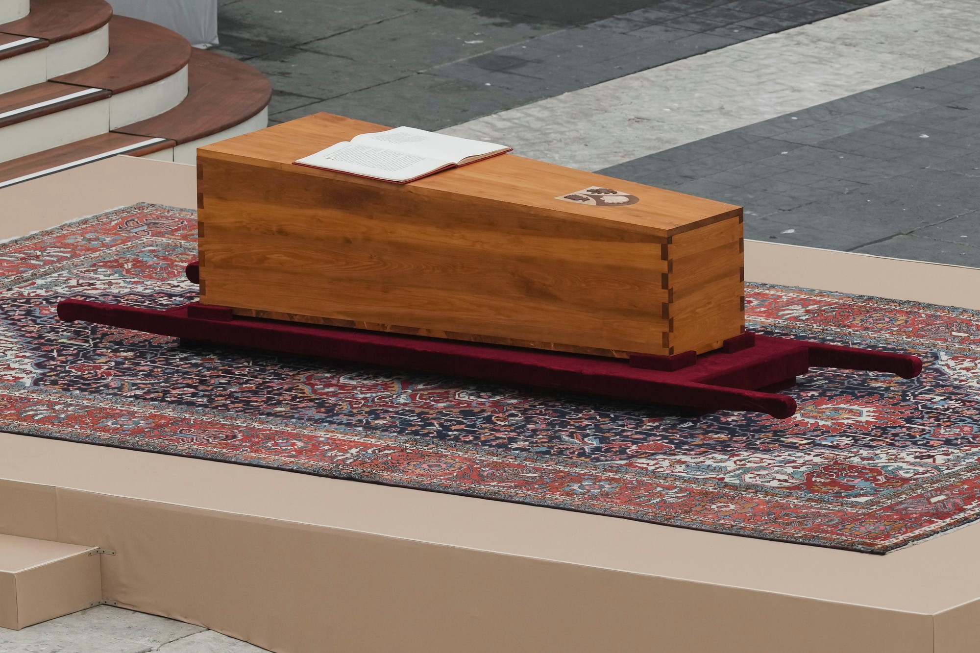 Rozlúčka s emeritným pápežom Benediktom XVI.