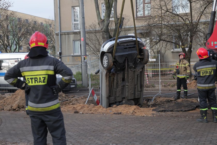 Samochód wpadł do wykopu