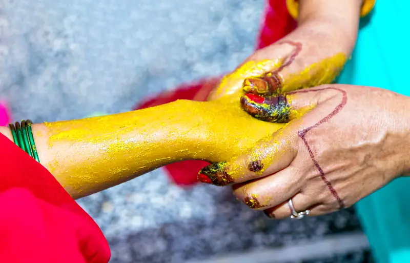 Przyszła panna młoda podczas ceremonii haldi — zdjęcie ilustracyjne / Getty Images