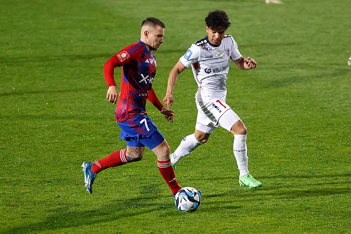 Zawodnicy Rakowa Częstochowa Fran Tudor (L) i Lawrence Ennali (P) z Górnikiem Zabrze w meczu 29. kolejki piłkarskiej Ekstraklasy