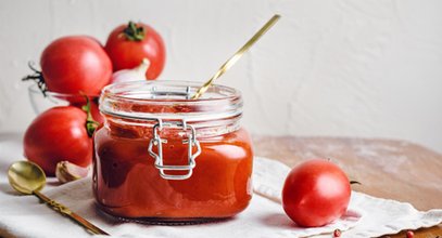 Zobacz, jak podkręcić smak domowego przecieru pomidorowego. Ten ze sklepu nigdy nie będzie tak dobry