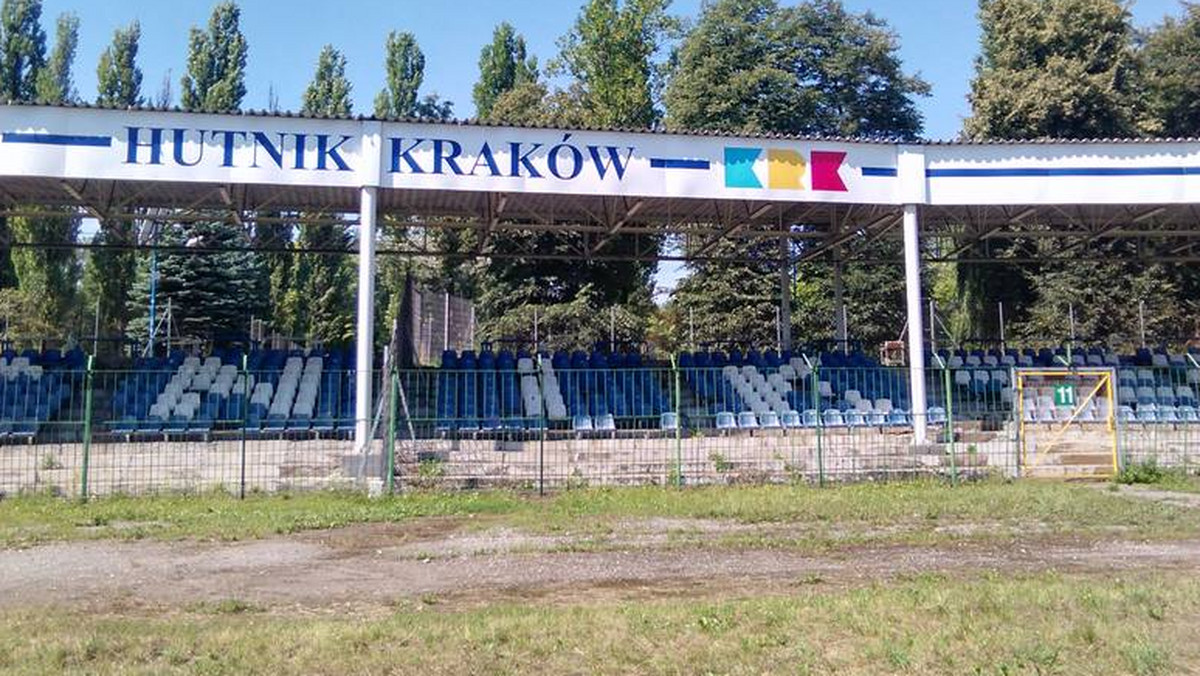 Zarząd Infrastruktury Sportowej w Krakowie ogłosił przetarg na sprzedaż masztów oświetleniowych. Te zostały zdemontowane pod koniec zeszłego roku ze stadionu Hutnika. Jupitery musiały zostać zdemontowane, bo nie podobały się konserwatorowi i zakonnikom z pobliskiego klasztoru.