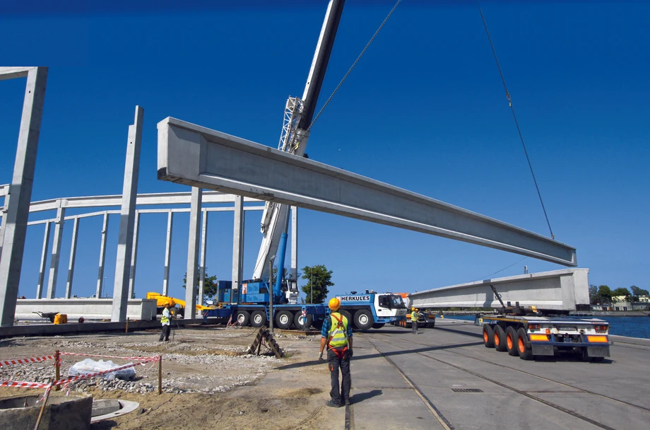 Transportem ponadgabarytowym często podróżują długie na kilkadziesiąt metrów i ważące wiele ton betonowe prefabrykaty produkowane przez spółkę Pekabex