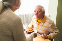 Kiedyś zwyczajowe, dzisiaj ustawowe. Nowe zasady świadczenia honorowego dla stulatków