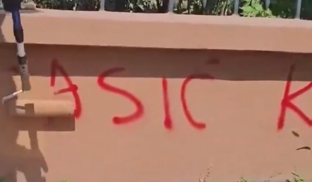 Grafiti na zidiću ispred Jovine gimnazije