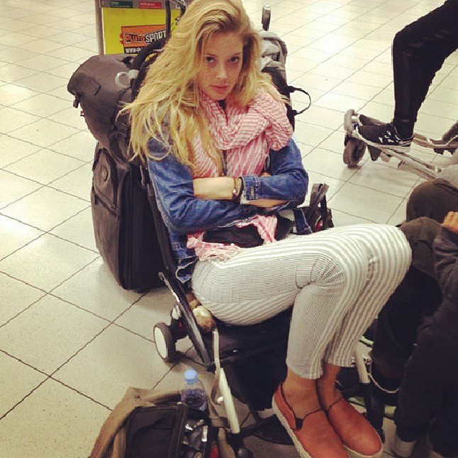 Doutzen Kroes duzzog, amiért vége a nyaralásnak.