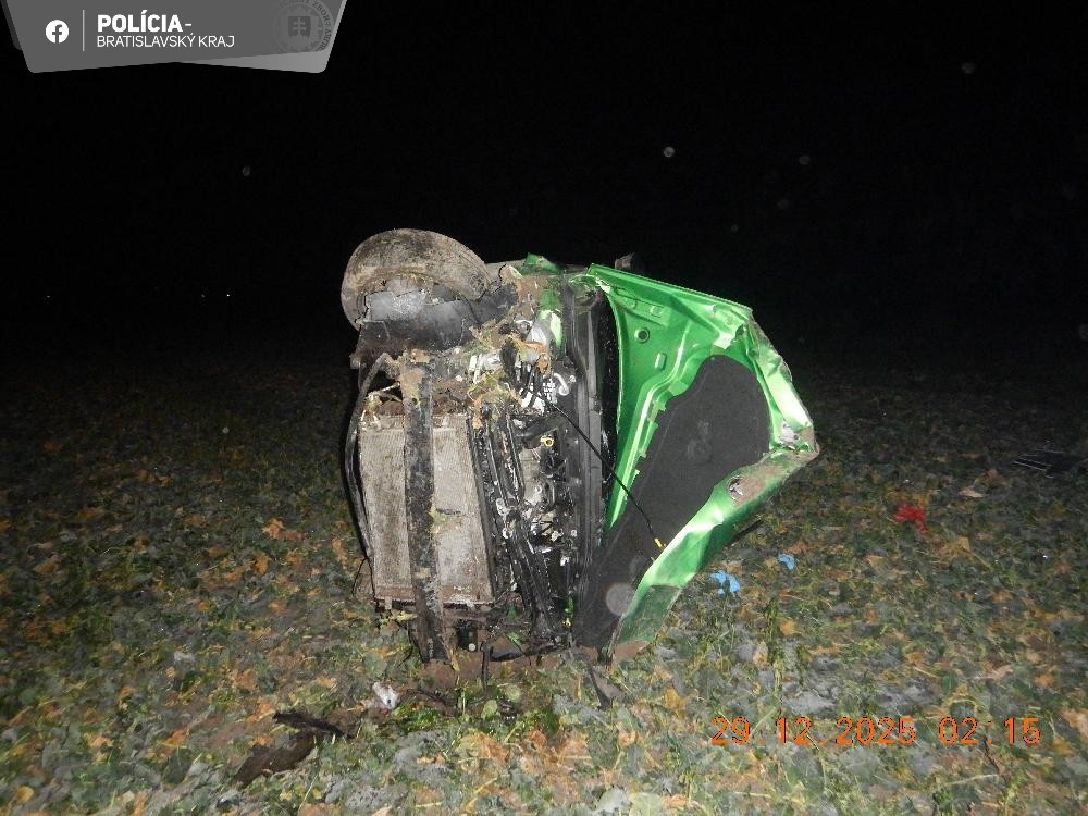 Polícia obvinila muža, ktorý pod vplyvom alkoholu havaroval v okrese Senec.