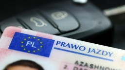 bezterminowe prawo jazdy do obowiązkowej wymiany. miliony polaków muszą zjawić się w urzędzie i zapłacić za nowy dokument