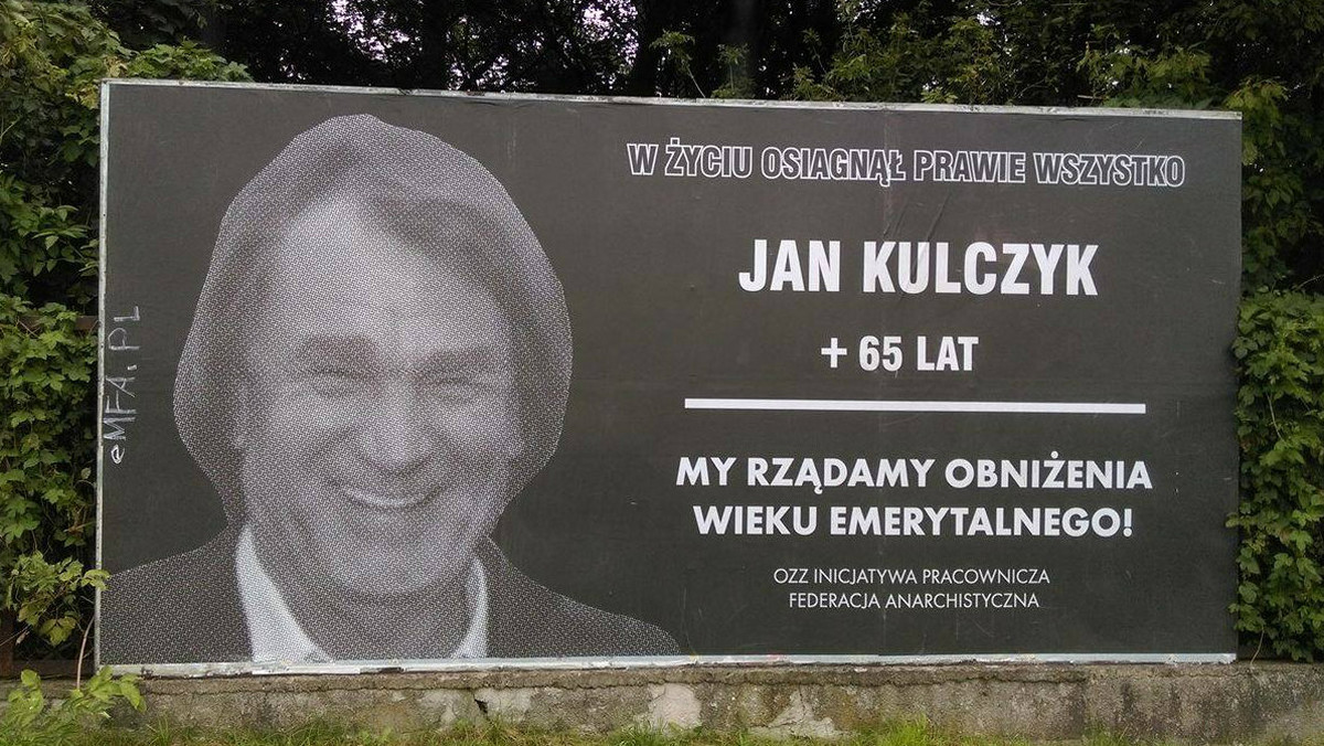 Pod koniec lipca obchodziliśmy pierwszą rocznicę śmierci Jana Kulczyka. W Poznaniu pojawił się billboard z wizerunkiem zmarłego biznesmena. Wizerunek znanego przedsiębiorcy został wykorzystany przez anarchistów oraz związkowców do walki o obniżenie wieku emerytalnego. Kulczyk Investments domaga się usunięcia reklam.