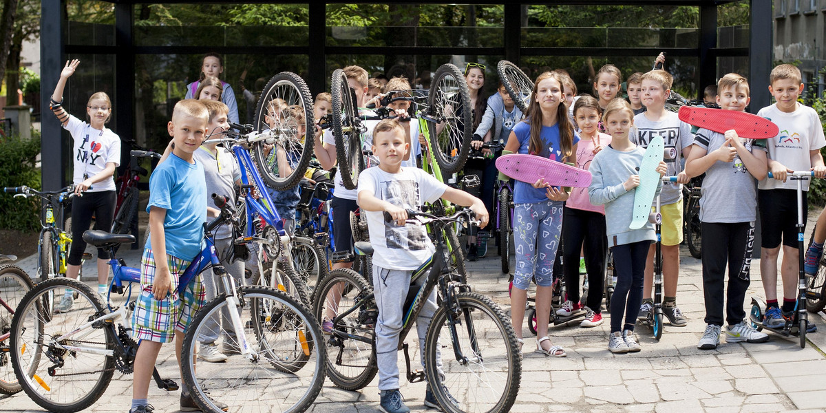 Rybnik.  Uczniowie dojeżdżają rowerami do szkoły