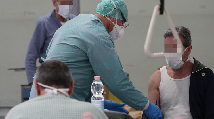 Koronavírusos beteget látnak egy az olaszországi Brescia ideiglenes kórházában / Fotó: MTI-EPA-ANSA Filippo Venezia