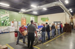 60 mln Amerykanów w kolejkach do banków żywności. Pandemia pogłębiła problem [OPINIA]