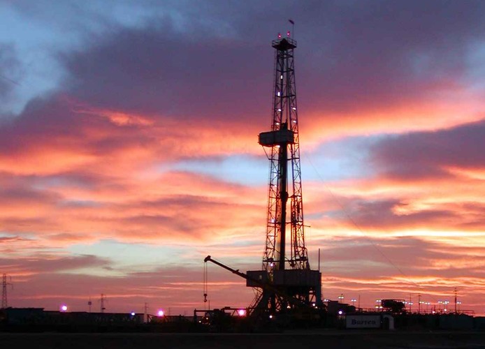 Gospodarka Turkmenistanu jest prymitywna, aż 50 proc. ludności pracuje w rolnictwie. Jest to możliwe dzięki dość dobrze rozwiniętemu systemowi nawadniającemu, który dostarcza wodę do upraw, zwłaszcza z głównej rzeki kraju – Amu-darii. W kraju produkuje się głównie bawełnę, ale uprawiane są również zboża, ziemniaki, a także rozwija się sadownictwo. Hoduje się konie, a także owce karakuły. Kraj jest na dziesiątym miejscu na świecie pod względem wielkości produkcji bawełny. Najważniejszym produktem eksportowym są rozpoznawalne za granicą dywany. Na fot.: pole naftowe w Turkmenistanie