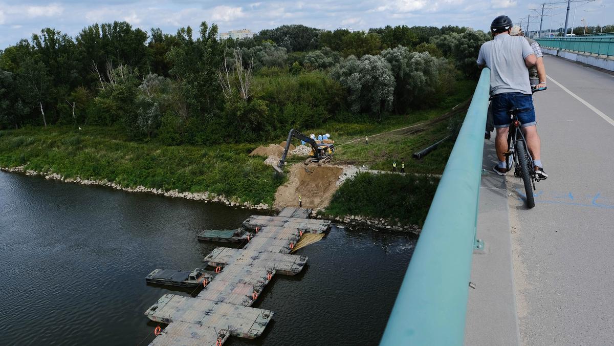 Most pontonowy na Wiśle, który będzie podtrzymywać rurociąg odprowadzający ścieki do stołecznej oczyszczalni Czajka, Warszawa, 9 września 2020 r.