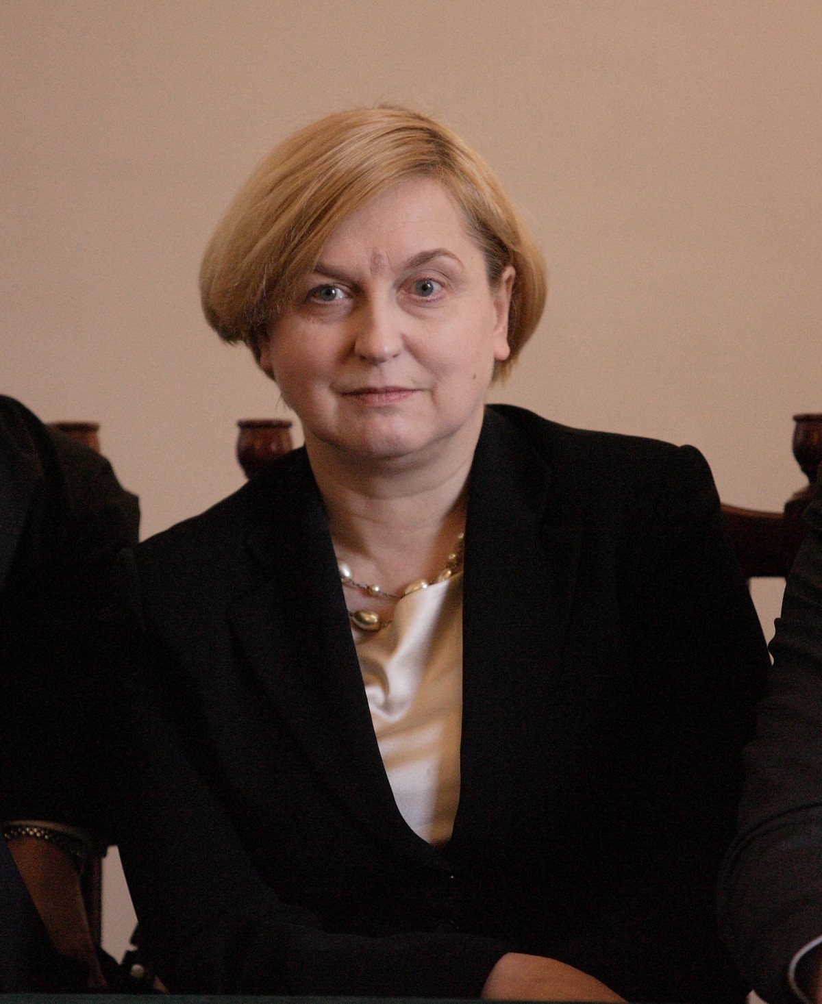 Wyjaśniając powody nieuczestniczenia w ewentualnej debacie z Sikorskim powiedziała, że "w tej chwili miałaby trudność z określeniem, z jakim ministrem Sikorskim miałaby debatować, tzn. z tym, który mówił o Pakcie Ribbentrop - Mołotow, czy z tym, który mówił o przystąpieniu Rosji do NATO czy z tym, który pomagał mudżahedinom w Afganistanie, czy z tym, który nie potrafił uratować polskiego geologa z rąk islamistów". "To jest pewien problem" - dodała.