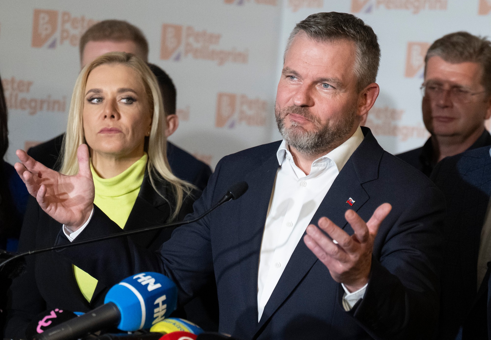 Predseda Národnej rady (NR) SR a kandidát na prezidenta SR Peter Pellegrini (uprostred) reaguje na predbežné neoficiálne výsledky po sčítaní 98 percent hlasov vo svojej volebnej centrále v Bratislave.
