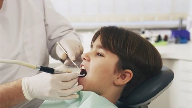 Lakierowanie zębów - na czym polega?