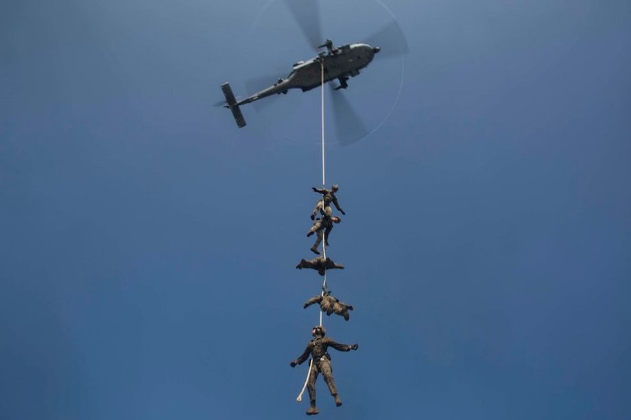 Żołnierze Marines podczepieni byli do śmigłowca MH-60S Seahawk podczas trwającego na Morzu Południowochińskim specjalnego szkolenia. 