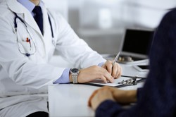 Burza po ujawnieniu gigantycznych zarobków lekarzy. "Próba przesunięcia odpowiedzialności"