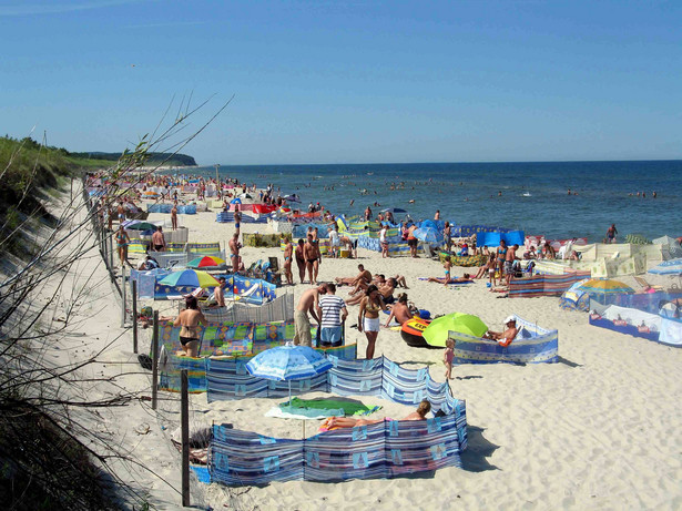 Parawaning niezgodny z prawem. Adwokat: Miejsca na plaży nie wolno rezerwować