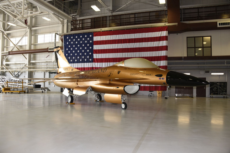 "Złoty Jastrząb", czyli myśliwiec F-16 pomalowany na złoto
