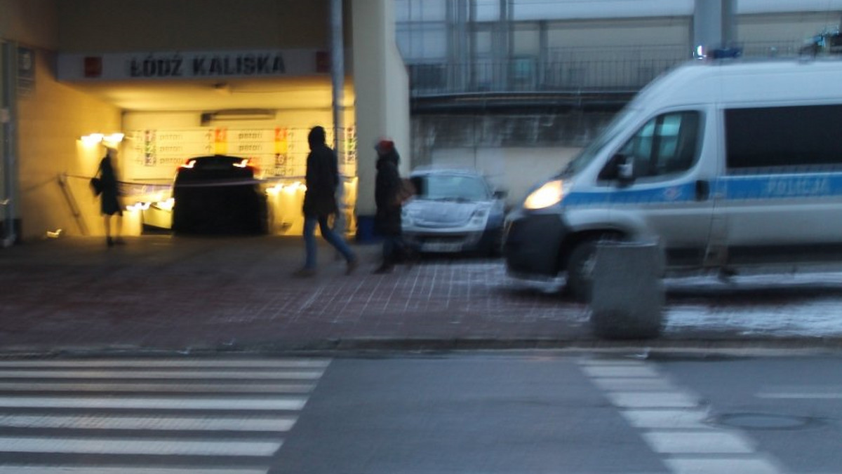 Zamiast po rampie na parking, kierowca citroena na piotrkowskich numerach po schodach zjechał w prowadzące do peronów przejście podziemne na dworcu Łódź Kaliska. Samochód utknął na stopniach, wyciągnąć musiała go laweta.