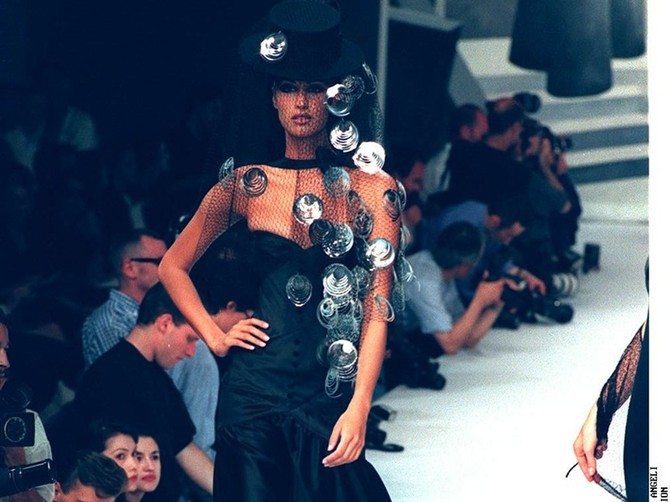 Jasmin Gauri na reviji visoke mode 1995.