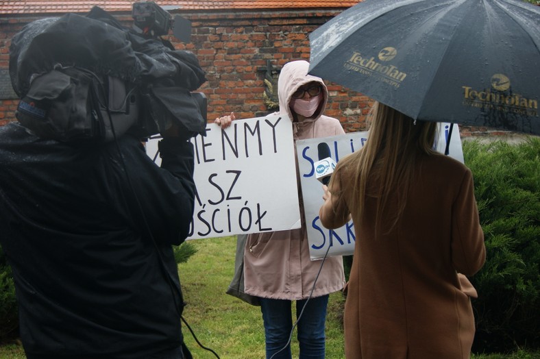 Samotny protest spotkał się z zainteresowaniem mediów Księży już nie